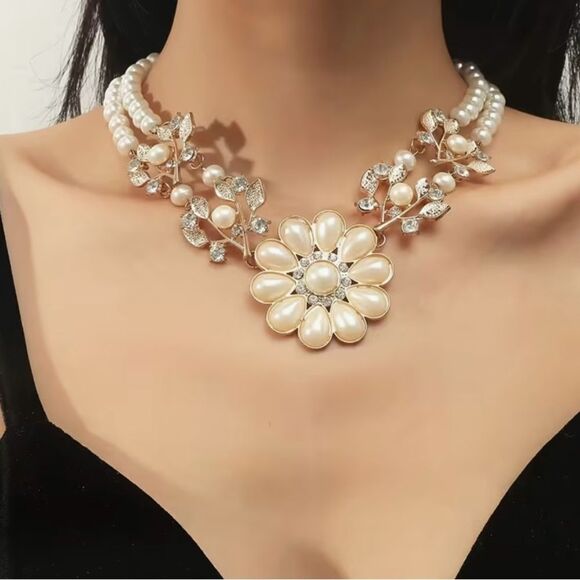 🌸NEW Elegant Pearl, Crystal  and Gold Floral Bib Statement Necklace 🌸 - Picture 6 of 6